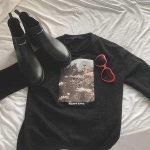 Black Graphic Sweatshirt!! <3